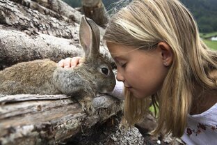 TVBStubaiTirol_Maedchen_mit_Hase-lores